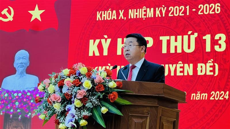 Giám đốc sở Kế hoạch và Đầu tư Tôn Thiện San trình bày tờ trình và Dự thảo Nghị quyết.