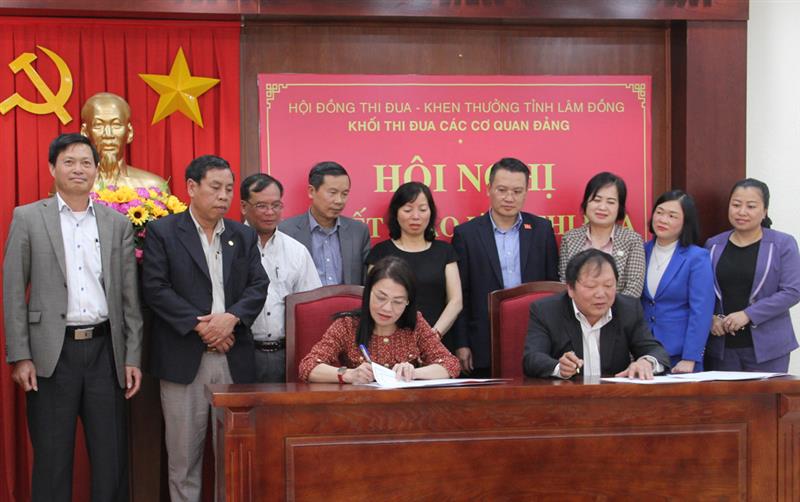 Đại diện các đơn vị trong Khối ký kết giao ước thi đua năm 2023