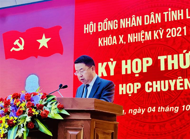 Giám đốc Sở Kế hoạch và Đầu tư Tôn Thiện San thông qua tờ trình dự thảo nghị quyết.
