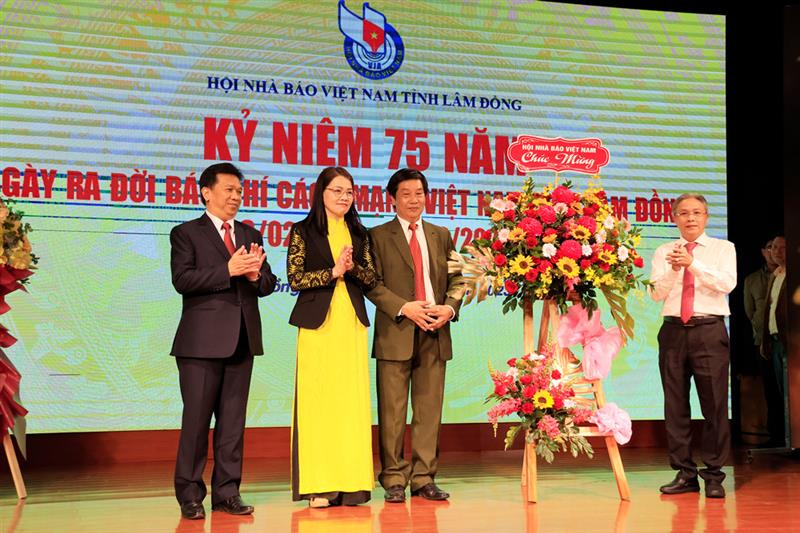 Đại diện Hội Nhà báo Việt Nam tặng hoa cho Hội Nhà báo Lâm Đồng.