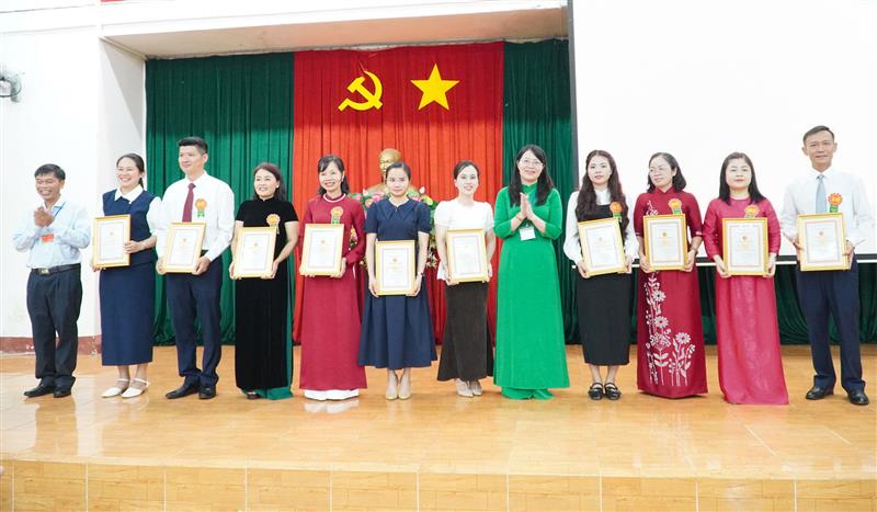 Trao giấy chứng nhận cho các thí sinh tham gia hội thi