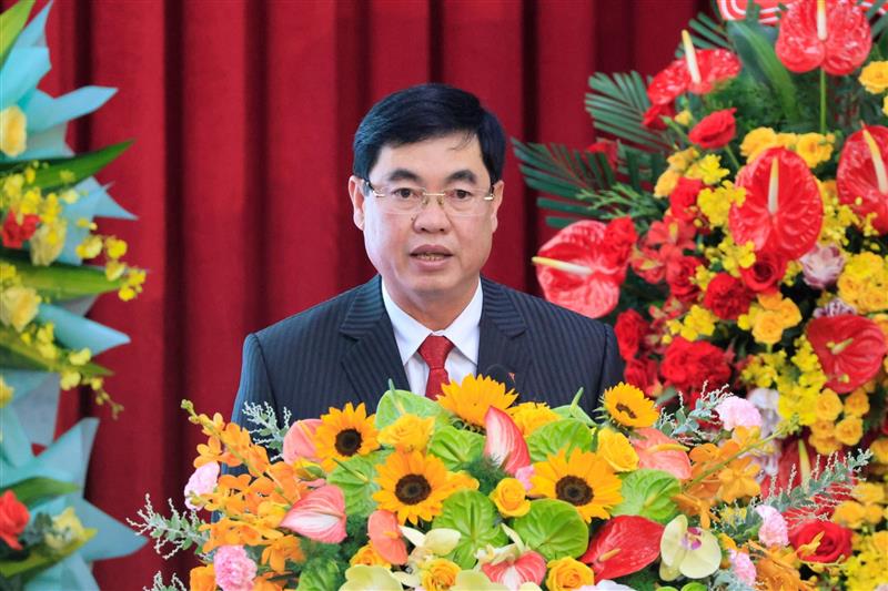Đồng chí Trần Đình Văn - Phó Bí thư Tỉnh ủy, Trưởng Đoàn Đại biểu Quốc hội tỉnh Lâm Đồng phát biểu chúc mừng Trường Đại học Đà Lạt. Ảnh Thụy Trang.