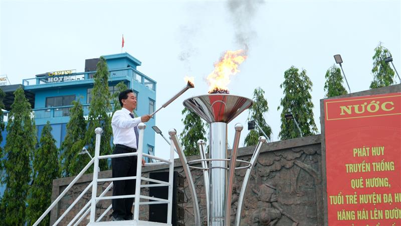 Đồng chí Nguyễn Qúy Mỵ - Bí thư Huyện ủy Đạ Huoai thắp ngọn đuốc truyền thống tại buổi lễ