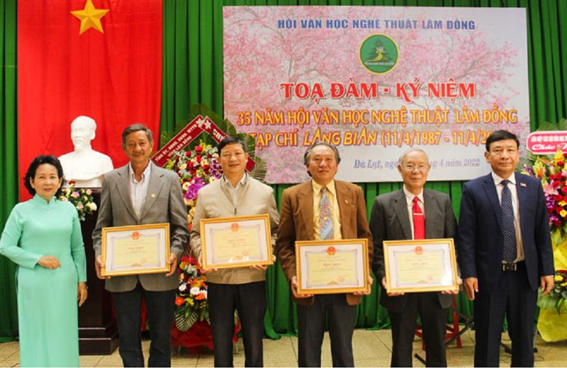 Lãnh đạo trao Bằng khen của UBND tỉnh cho tập thể xuất sắc