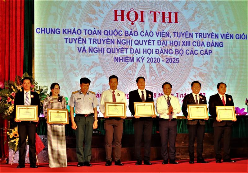 Lãnh đạo Ban Tuyên giáo Trung ương trao Bằng khen cho các cá nhân