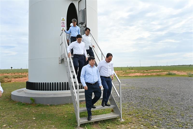 Đoàn công tác đi kiểm tra tại Nhà máy điện gió Thái Hòa 2