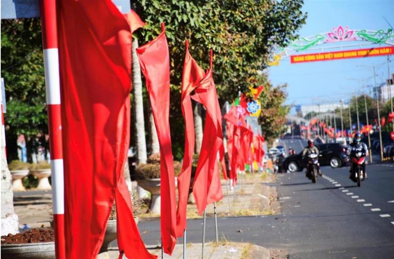 Những dải cờ, phướn rực rỡ, nối dài trên các tuyến đường của xã Đức An, tỉnh Lâm Đồng.
