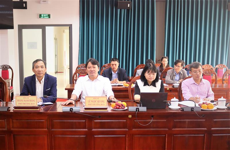 Các đại biểu tham dự buổi làm việc.