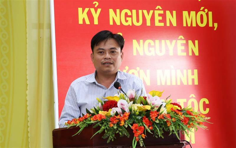 Ứng cử viên Nguyễn Quang Thái Hưng trình bày chương trình hành động tại hội nghị tiếp xúc cử tri