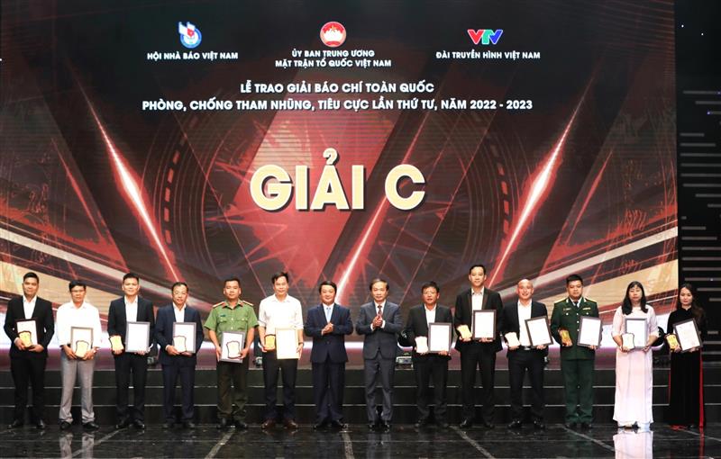 Phóng viên Khánh Phúc (Báo Lâm Đồng - thứ 6 từ phải qua) nhận giải C, Giải Báo chí toàn quốc phòng, chống tham nhũng, tiêu cực năm 2022 - 2023.