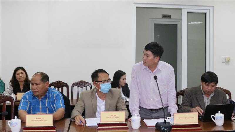 Các nhà báo đặt câu hỏi tại hội nghị.