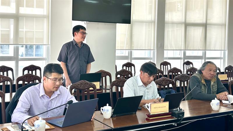 Các nhà báo đặt câu hỏi tại hội nghị.