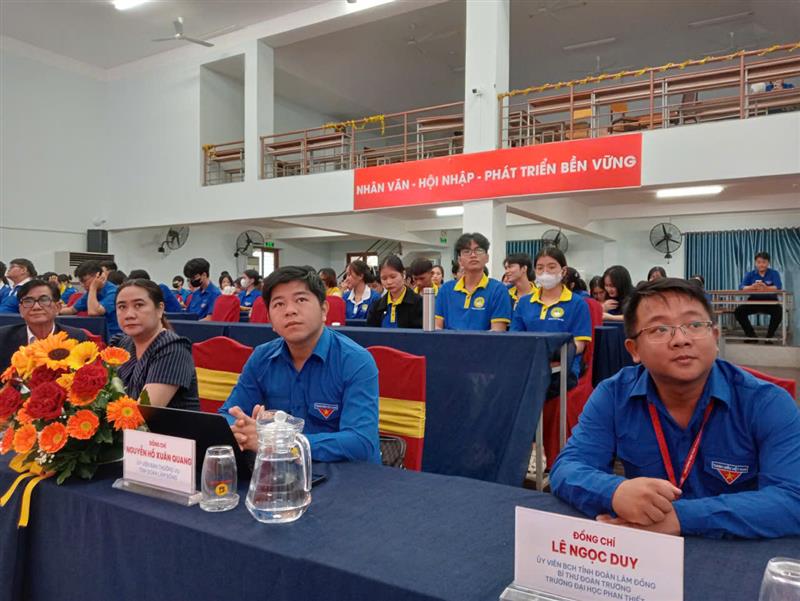 Đại biểu tham dự hội nghị 