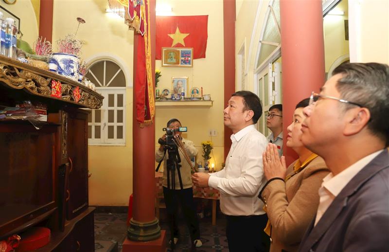 Đồng chí Bùi Thắng, Phó Bí thư Tỉnh ủy cùng đoàn công tác dâng hương tri ân các Anh hùng liệt sĩ con trai Mẹ Nguyễn Thị Huệ (94 tuổi, ngụ tại Phường 1 Bảo Lộc)