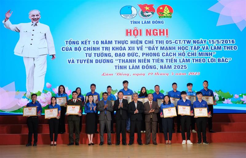 Tuyên dương 17 tập thể đạt thành tích xuất sắc trong học tập và làm theo tư tưởng, đạo đức, phong cách Hồ Chí Minh