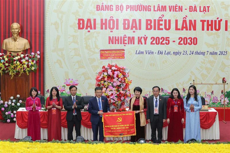 Đồng chí Phạm Thị Phúc, Phó Bí thư Tỉnh ủy, Chủ tịch UBMTTQ Việt Nam tỉnh Lâm Đồng thay mặt Ban Chấp hành Đảng bộ tỉnh tặng hoa và bức trướng chúc mừng Đại hội