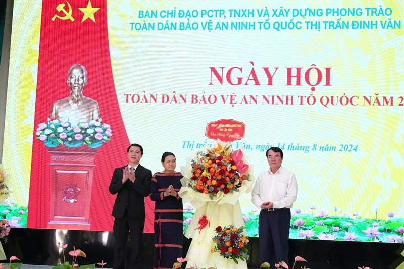 Đồng chí Phạm S - Phó Chủ tịch UBND tỉnh Lâm Đồng tặng hoa chúc mừng Đại hội.