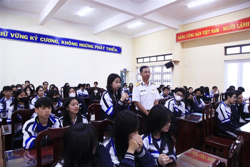 Học sinh nhà trường tham gia phần hỏi đáp về biển, đảo và Hải quân Nhân dân Việt Nam