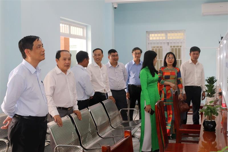 Đoàn công tác của tỉnh kiểm tra tại Trung tâm Phục vụ hành chính công xã Đông Giang