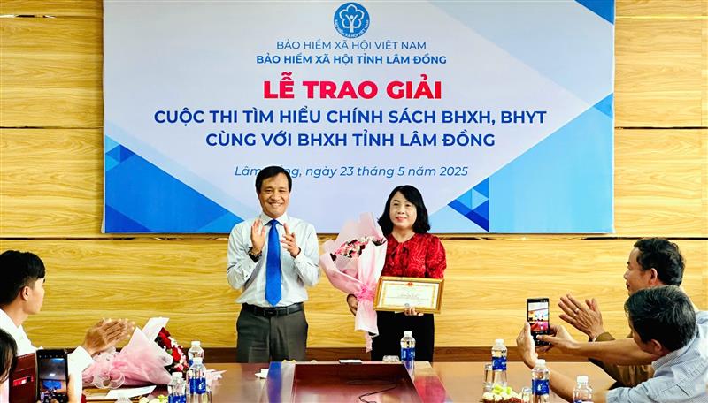 Trao giải Ba cho bà Đào Thị Thu Hiền (Trường THCS An Hiệp, Đức Trọng)
