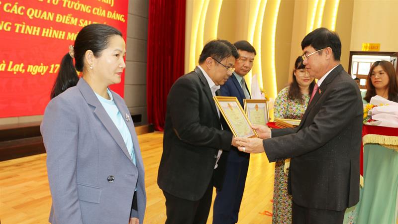 Đồng chí Trần Đình Văn - Phó Bí thư Thường trực Tỉnh ủy, Trưởng đoàn Đại biểu Quốc hội, Trưởng Ban Chỉ đạo 35 tỉnh trao tặng bằng khen của Chủ tịch UBND tỉnh cho các tập thể.