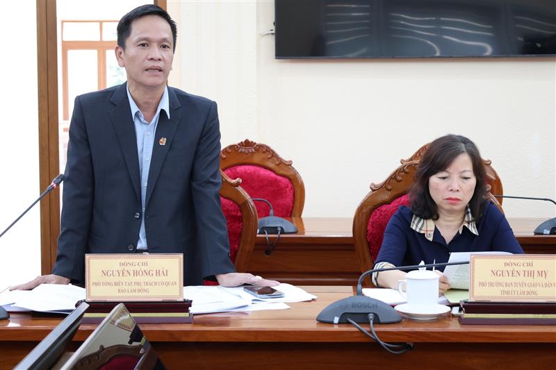 Đồng chí Nguyễn Hồng Hải - Phó Tổng Biên tập phụ trách Báo Lâm Đồng trao đổi tại hội nghị