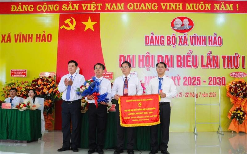 Đồng chí Tiêu Hồng Phúc - Uỷ viên Ban Thường vụ Tỉnh uỷ, Phó Chủ tịch HĐND tỉnh trao tặng Đại hội bức trướng của Ban Chấp hành Đảng bộ tỉnh