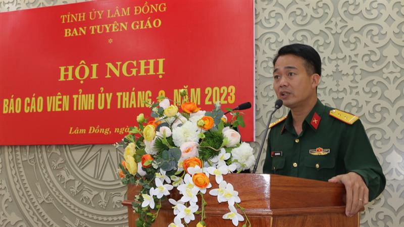 Trung tá Phạm Thành Công - Trưởng ban Tuyên huấn, Phòng Chính trị Học viện Lục quân thông tin chuyên đề “Xây dựng Quân đội Tinh - Gọn - Mạnh, tiến lên hiện đại, bảo vệ vững chắc Tổ quốc trong tình hình mới”.
