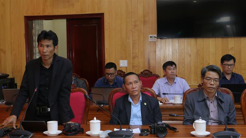 Các nhà báo đặt câu hỏi tại hội nghị.