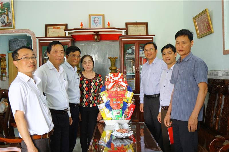 Đồng chí Tôn Thiện Đồng - Trưởng Ban Tuyên giáo và Dân vận Tỉnh ủy thăm và tặng quà gia đình Mẹ Việt Nam Anh hùng Bùi Thị Xê