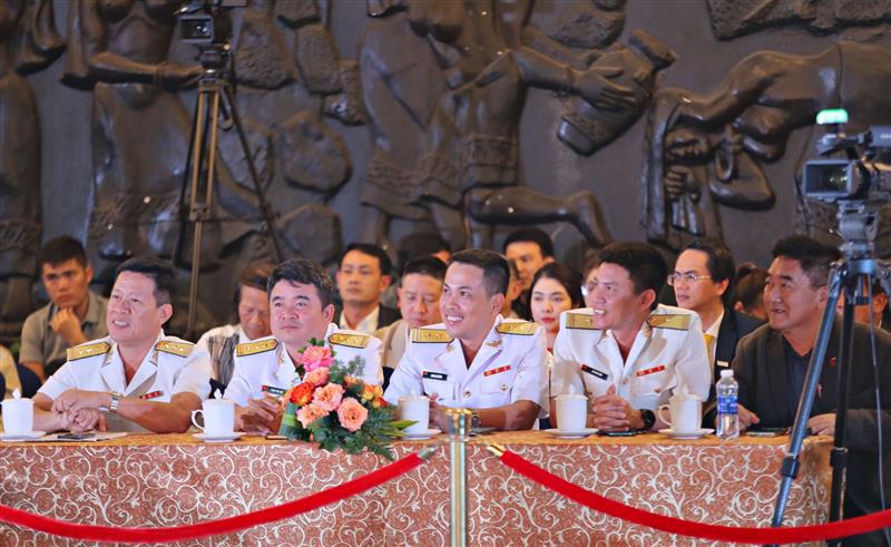 Lãnh đạo Trung đoàn 196 - Quân chủng Hải quân Việt Nam tại buổi giao lưu trực tuyến với khán giả.
