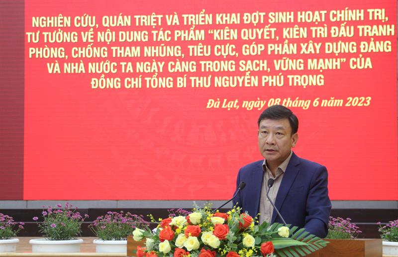 Đồng chí Bùi Thắng - Ủy viên Ban Thường vụ, Trưởng Ban Tuyên giáo Tỉnh ủy phát biểu đề dẫn hội nghị.