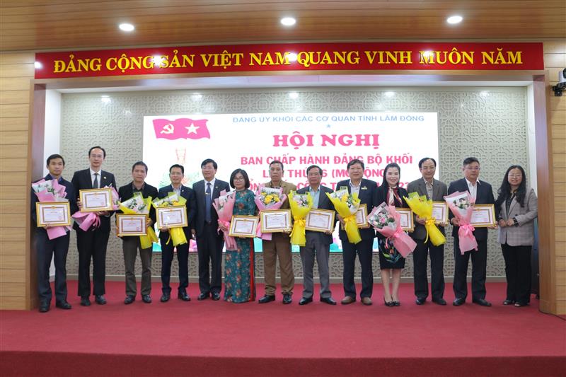 Đồng chí Hoàng Thanh Hải - Bí thư Đảng ủy Khối Các cơ quan tỉnh và đồng chí Lê Thị Xuân Liên – Phó Chủ nhiệm Ủy ban Kiểm tra Tỉnh ủy trao giấy khen cho các TCCS hoàn thành xuất sắc nhiệm vụ tiêu biểu năm 2023.