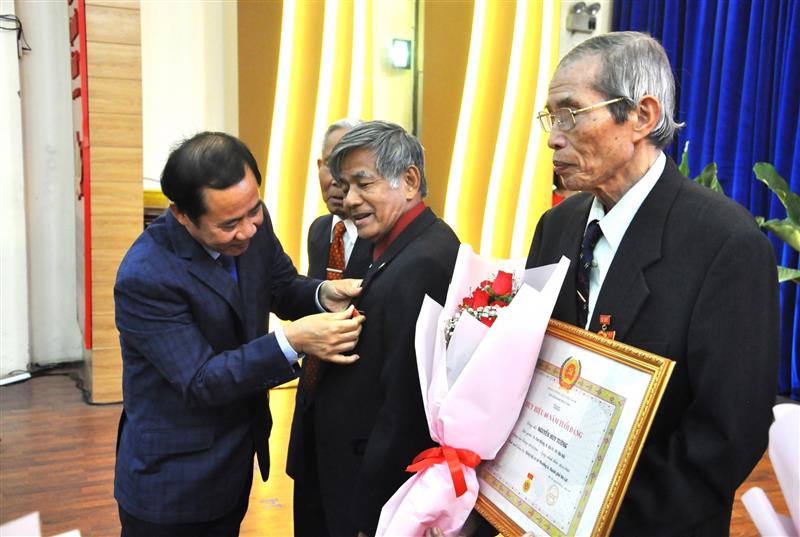Quyền Bí thư Tỉnh ủy trao Huy hiệu Đảng và tặng hoa chúc mừng các đảng viên.
