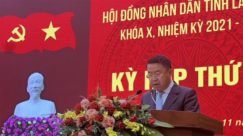 Đồng chí Tôn Thiện San - Giám đốc sở Kế hoạch và Đầu tư trình bày Tờ trình đề nghị thông qua Dự thảo Nghị quyết điều chỉnh chủ trương đầu tư Dự án cao tốc Bảo Lộc - Liên Khương giai đoạn 1