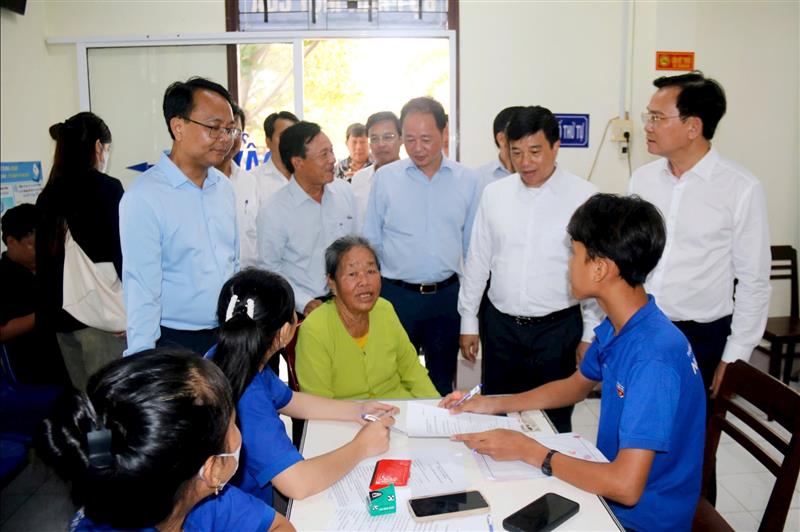 Các đồng chí lãnh đạo tỉnh kiểm tra công tác CCHC tại Đặc khu Phú Quý