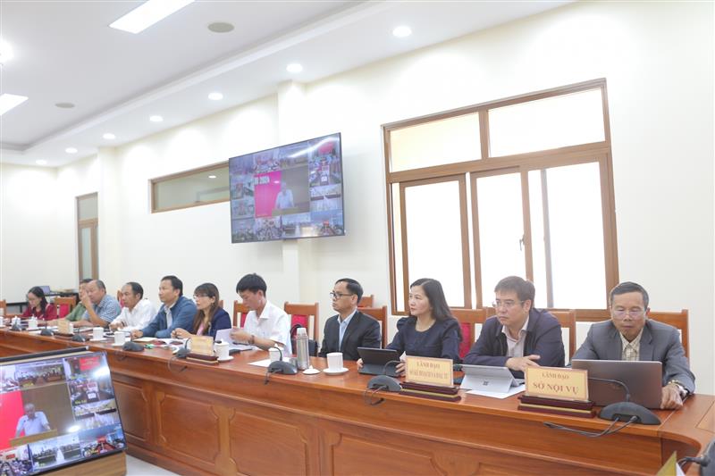 Đại diện lãnh đạo ban, sở, ngành tham dự hội nghị.