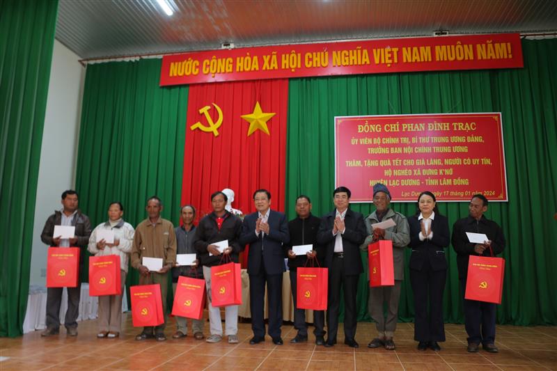 Trưởng Ban Nội chính Trung ương Phan Đình Trạc cùng Phó Chủ tịch, Tổng Thư ký Ủy ban Trung ương MTTQ Việt Nam Nguyễn Thị Thu Hà và Phó Bí thư Thường trực Tỉnh ủy Lâm Đồng Trần Đình Văn tặng quà Tết cho các già làng, người uy tín trong vùng đồng bào DTTS xã Đưng K’Nớ.
