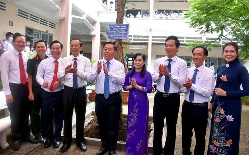 Bí thư Trung ương Đảng, Trưởng ban Tuyên giáo Trung ương Nguyễn Trọng Nghĩa và Thứ trưởng Bộ GD-ĐT Phạm Ngọc Thưởng cùng các đại biểu trồng cây lưu niệm tại Trường THPT Trương Định
