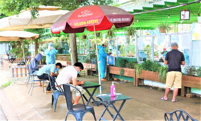 Lái xe đường dài khai báo y tế