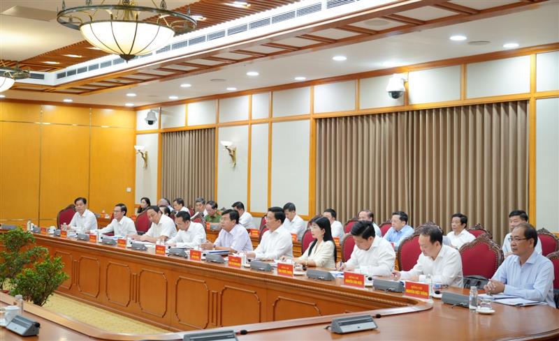 Các đồng chí Ủy viên Ban Thường vụ Tỉnh ủy An Giang tham dự cuộc làm việc.
