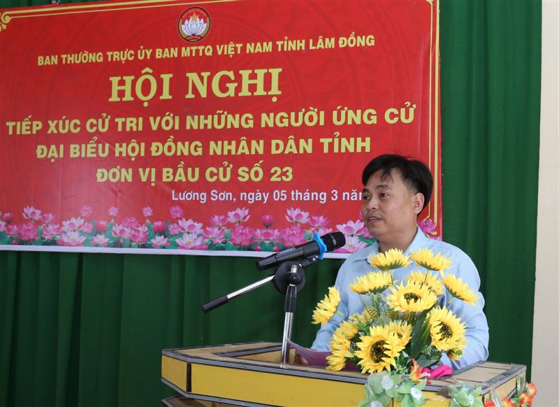 Ứng cử viên Nguyễn Quang Thái Hưng trình bày chương trình hành động tại hội nghị tiếp xúc cử tri