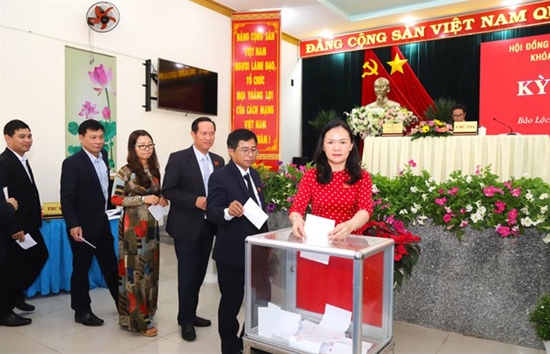 Đại biểu bỏ phiếu bầu Chủ tịch HĐND TP Bảo Lộc khóa VI, nhiệm kỳ 2021 – 2026.