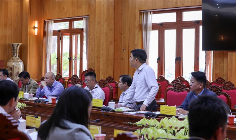 Cán bộ chuyên viên Văn Phòng UBND tỉnh báo cáo về tình hình tồn tại một số dự án đầu tư công trên địa bàn tỉnh.