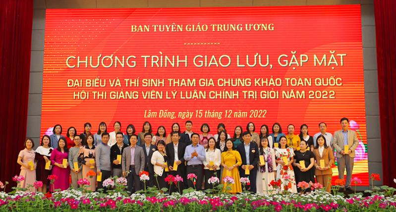 Ban Tổ chức hội thi tặng quà lưu niệm cho 38 thí sinh tham gia chung khảo toàn quốc Hội thi giảng viên lý luận chính trị giỏi năm 2022.
