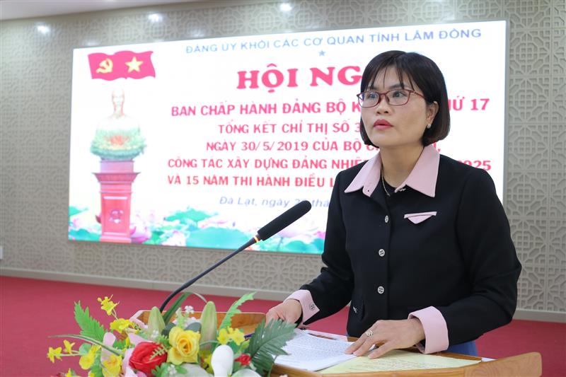 Đồng chí Nguyễn Thị Nga Oanh - Trưởng Ban Xây dựng tổ chức cơ sở đảng, Đảng ủy Khối thông qua dự thảo báo cáo Tổng kết Chỉ thị số 35-CT/TW của Bộ Chính trị.