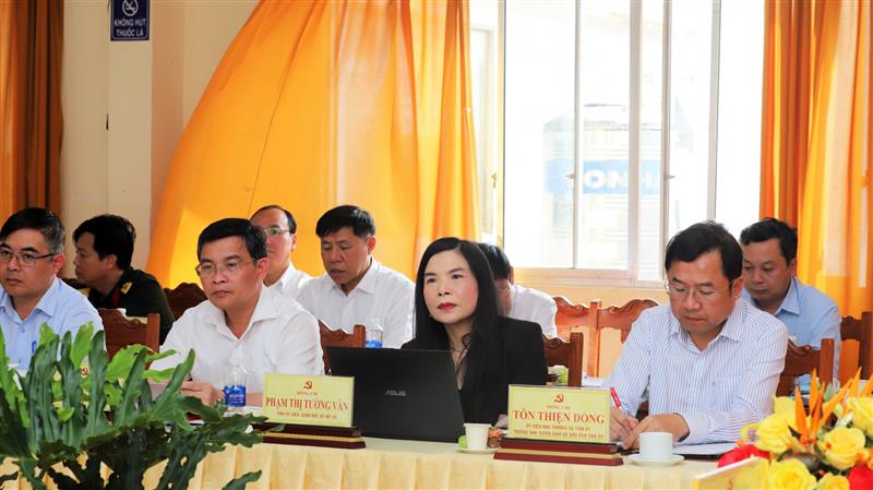 Đồng chí Tôn Thiện Đồng - Ủy viên Ban Thường vụ, Trưởng Ban Tuyên giáo và Dân vận Tỉnh ủy và các đại biểu dự buổi làm việc