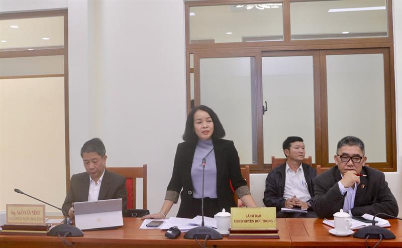 Đại diện lãnh đạo UBND huyện Đức Trọng thông tin về công tác vận động, bố trí nơi tái định canh cho bà con có đất bị thu hồi tại khu Dự án hồ chứa nước Ta Hoét.