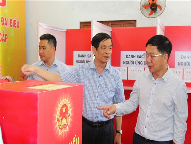 Đoàn kiểm tra của Ủy ban bầu cử tỉnh làm việc tại xã Tân Hải và phường La Gi