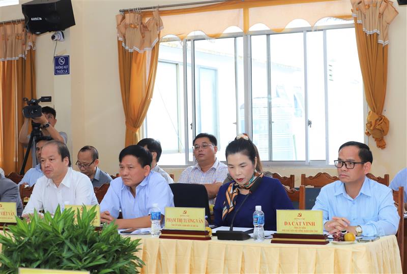Đại diện lãnh đạo các sở, ban, ngành của tỉnh dự buổi làm việc